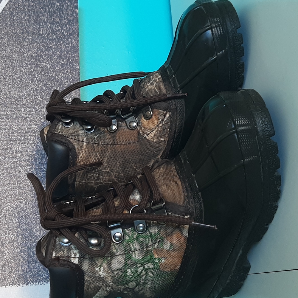 Magellan Outdoors camo lace up boots Size 12 Youth